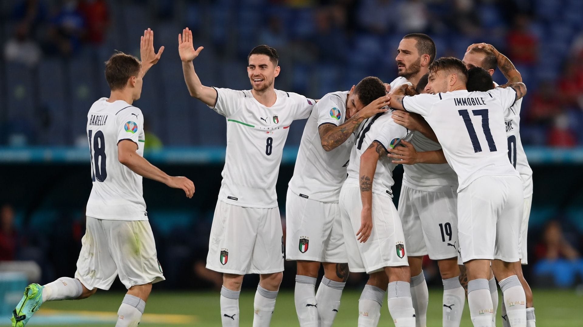 Bóng đá tấn công lên ngôi?